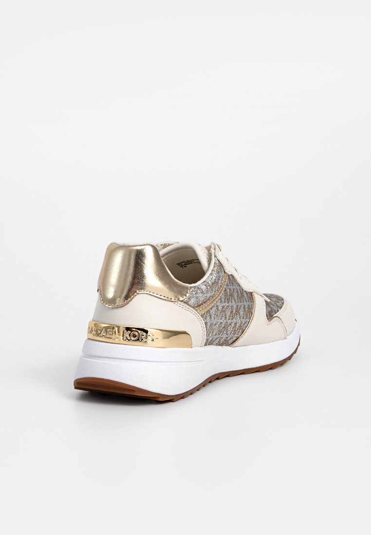 Sneaker Michael Kors bianco e oro con pannello laterale marchiato, dettaglio del tallone dorato, suola bianca e battistrada marrone, mostrato da un'angolazione laterale posteriore.