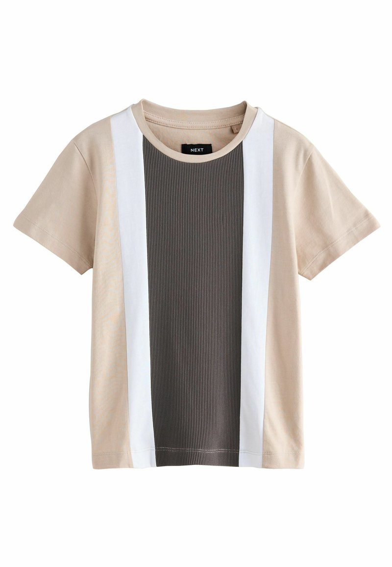 T-shirt beige et blanc à manches courtes avec une bande centrale côtelée marron ; présente une encolure ras du cou et un tissu légèrement texturé.