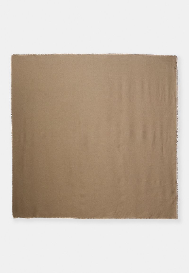 Brunnet vevd teppe med utfransede kanter, med en jevn tekstur og rektangulær form. Egnet for varme og dekorativ bruk.