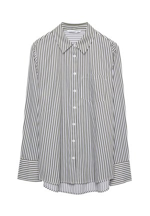 Gestreiftes Button-Down-Hemd mit vertikalen olivgrünen und weißen Streifen, langen Ärmeln, einem Kragen und einer Brusttasche.