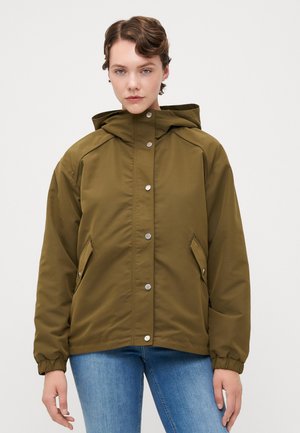 Veste à capuchon vert olive avec des boutons-pression, des poignets élastiques et des poches latérales. Fabriquée dans un tissu lisse avec une coupe structurée.