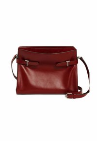 Borsa a tracolla rossa in pelle con una texture liscia, forma rettangolare e tracolla regolabile. Presenta dettagli in metallo argentato e apertura superiore.