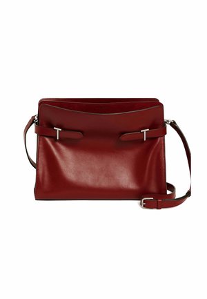 Rote Lederhandtasche mit glatter Textur, rechteckiger Form und verstellbarem Schulterriemen. Verfügt über silberne Hardware-Details und eine offene Oberseite.