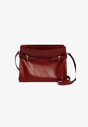 Borsa a tracolla rossa in pelle con una texture liscia, forma rettangolare e tracolla regolabile. Presenta dettagli in metallo argentato e apertura superiore.
