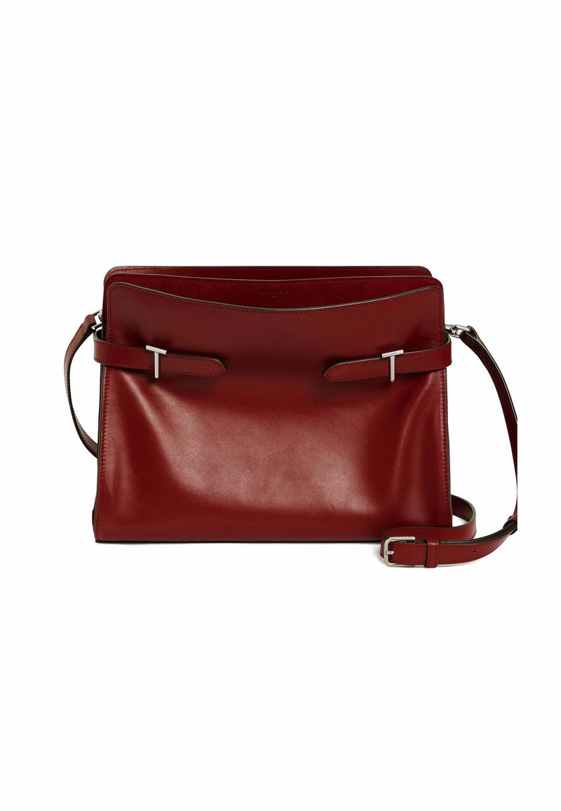 Borsa a tracolla rossa in pelle con una texture liscia, forma rettangolare e tracolla regolabile. Presenta dettagli in metallo argentato e apertura superiore.