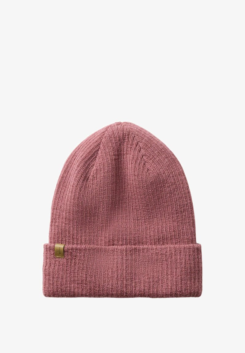 Bonnet rose tricoté avec revers plié et petite étiquette rectangulaire beige sur le revers, sur fond blanc.