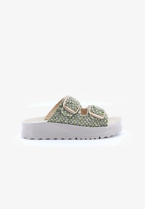 Sandalo slip-on con suola spessa bianca e due cinturini in tessuto intrecciato verde, ognuno con fibbia beige per la regolazione.