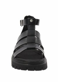 Sandal in pelle nera con tre cinturini larghi e una fibbia regolabile. Suola spessa con un motivo di battistrada distintivo per garantire aderenza.