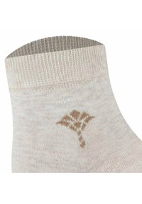 Calcetín de algodón beige hasta el tobillo con un puño acanalado y un sutil diseño floral marrón cerca del tobillo. Textura suave y construcción ligera.