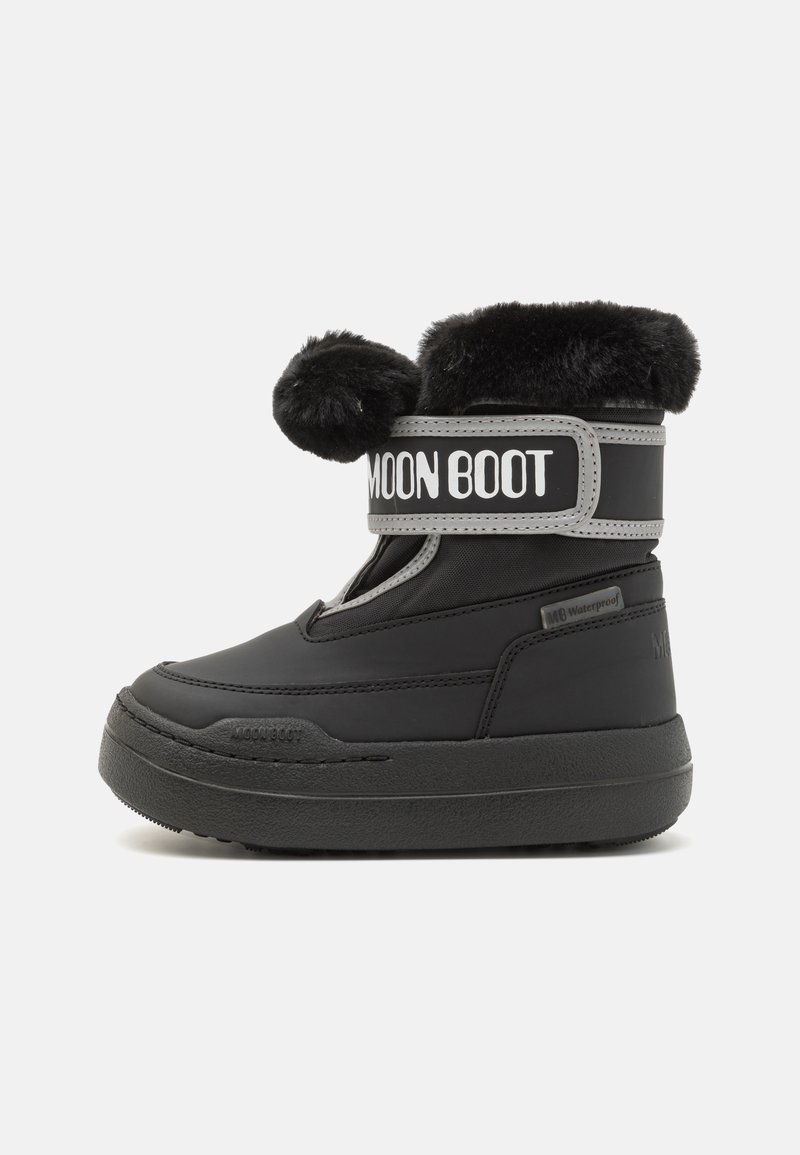 Botte d'hiver noire imperméable avec un col en fourrure douce, une grande sangle logo, un bout rond, une semelle plate et un fond en caoutchouc texturé pour une meilleure adhérence.