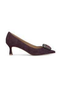 Chaussure à talon haut en suède violet avec un bout pointu ; présente un accent décoratif en pierre précieuse sur la boîte de orteil et un talon mince de hauteur intermédiaire.