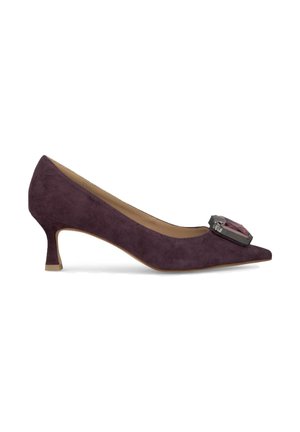 Chaussure à talon haut en suède violet avec un bout pointu ; présente un accent décoratif en pierre précieuse sur la boîte de orteil et un talon mince de hauteur intermédiaire.
