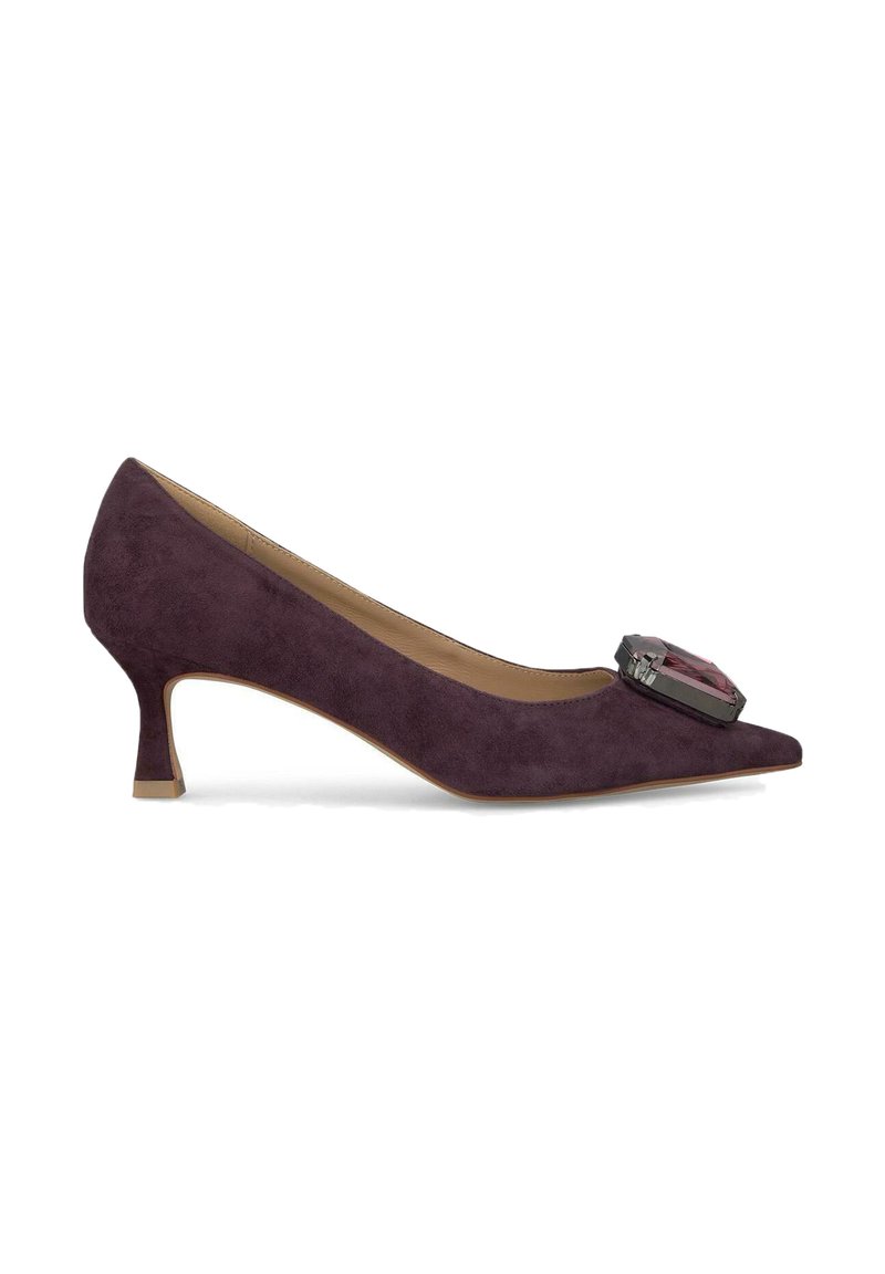 Chaussure à talon haut en suède violet avec un bout pointu ; présente un accent décoratif en pierre précieuse sur la boîte de orteil et un talon mince de hauteur intermédiaire.