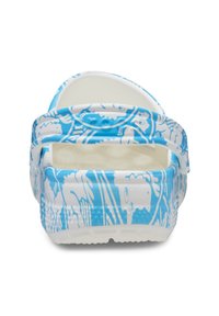 Niebieskie i białe klompy w wzór z grubą, fakturowaną podeszwą, paskiem z tyłu i otwartym czubkiem dla lepszej wentylacji.