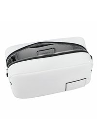 Borsa cosmetica bianca in pelle con zip nera, forma rettangolare, texture liscia e una placca logo argentata su un lato.