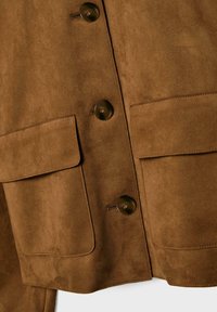 Rjava antilopska jakna z dvema sprednjima žepoma, velikimi gumbi in mehko teksturo. Ima ovratni izrez in našite detajle.