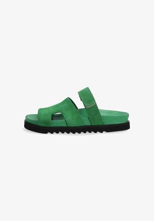 Groene suede slip-on sandaal met twee brede bandjes, een verstelbaar bovenbandje en een gestructureerde zwarte rubberen zool met zigzagdetails.