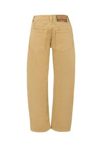 Pantaloni beige con un design a gamba dritta, dotati di due tasche posteriori, dettagli di cucitura discreti e un'etichetta del marchio sulla vita.
