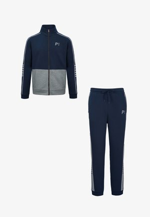 Tmavomodrá a sivá bunda na zips s logom "P1" a zodpovedajúce tmavomodré tepláky s šnúrkou a bočnými pásmi.