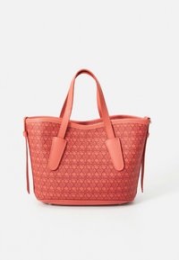 Korallfarget veske med preget blomsterdesign, to flate håndtak og teksturert skinn. Glidelåslukking på toppen, avlang form og detalj med dusk på siden.