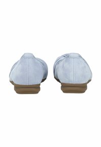 Jasnoniebieskie baletki z zamszu z elastyczną brązową gumową podeszwą, charakteryzujące się gładką fakturą i minimalistycznym wzornictwem.