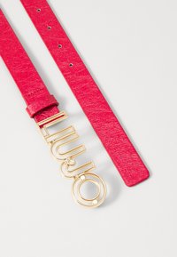 Ceinture en cuir rose avec une finition texturée et une boucle logo en ton doré portant "LIU JO." Réglable avec plusieurs trous pour le dimensionnement.