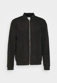 Veste bomber noire avec fermeture éclair à l'avant, col, poignets et ourlet côtelés, présentée sur un fond blanc uni.