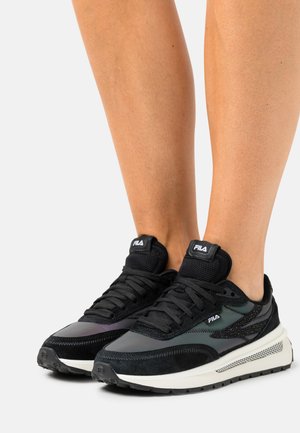 Sneakers sportivi neri realizzati in mesh e suede, con design lace-up, dettagli testurizzati e una suola bianca caratterizzata da un motivo di presa testurizzato.