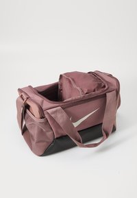 Nike Performance XS DUFFLE 25L UNISEX - Saco de desporto - smokey mauve/black/light orewood brown