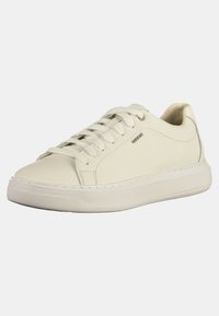 Λευκά δερμάτινα αθλητικά παπούτσια με στρογγυλή μύτη, επίπεδα κορδόνια και υφασμένο καουτσούκ σόλα με διακριτική ραφή και λεπτομέρεια λογότυπου στο πλάι.