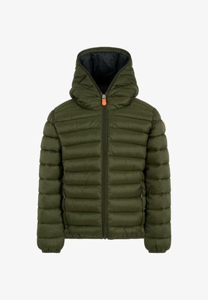 Olijfgroene gewatteerde jas met een capuchon, verticale doorgestikte ontwerp, vooraan met een ritssluiting en een oranje trekband, en zijzakken.