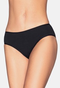 Czarne bawełniane majtki bikini o średnim stanie, gładkiej fakturze i elastycznym pasku, charakteryzujące się minimalistycznym i klasycznym krojem.