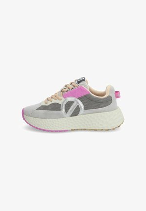 Grijze en beige sneaker met roze accenten, voorzien van een gestructureerde zool, ronde logo-detail en een gevoerde enkelsok.