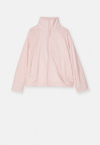Lys rosa zip-up jakke laget av glatt stoff. Har høy krage, to frontlommer og en subtil logo på brystet.