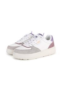 Weiße und graue Sneaker mit einer strukturierten oberen Fläche, lila Akzenten, runder Zehenpartie, Schnürverschluss und einer dicken, gepolsterten Sohle.