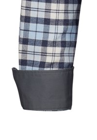 Polsino di camicia a quadri blu e bianchi con un bordo in grigio scuro, caratterizzato da un classico motivo a scacchi e una texture liscia.