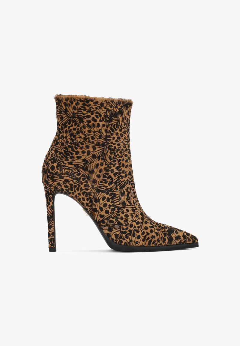 Antrcaste škornji z leopardjim vzorcem, izdelani iz teksturirane tkanine, z ostrim nosom in visokim stiletto peto, z elegantnim črnim podplatom.