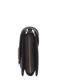 Bolso de cuero negro con un detalle de cremallera dorada, que muestra un perfil delgado y acentos texturizados en la parte frontal.