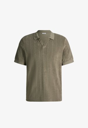 Korte mouw olijfgroen poloshirt met verticale geribbelde textuur en een V-halskraag, gemaakt van zacht materiaal.