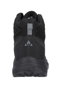 Svart vandringsko med ett strukturerat tygöverdrag, vadderad krage och en gummisul med greppmönster. En grå dragflik finns baktill.