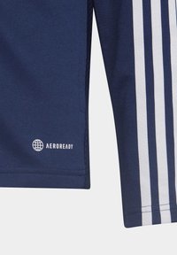 Marineblaues Sporttrikot mit weißen vertikalen Streifen, AEROREADY-Logo, strukturiertem Stoff und verstärkten Nähten an den Seiten.