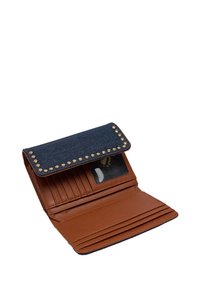 Portfel wykonany z brązowej skóry z niebieską denimu klapką, ozdobiony złotymi ćwiekami. Posiada wiele kieszeni na karty oraz przezroczyste okno na identyfikator.
