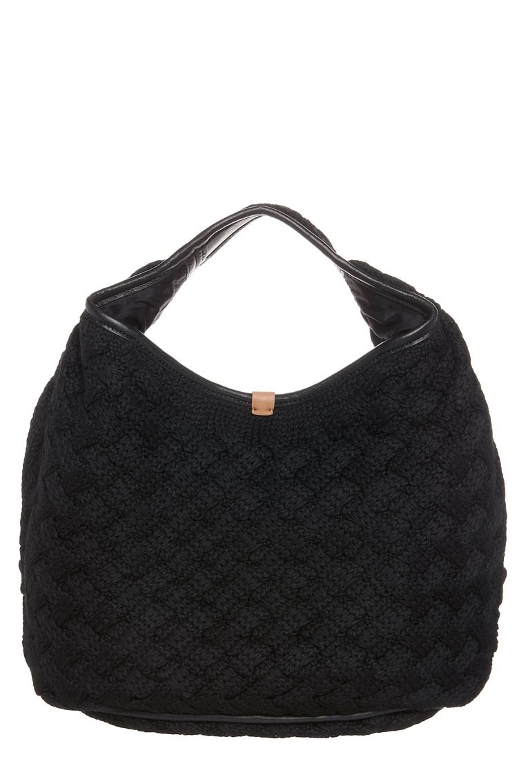 Sac hobo noir tissé avec une surface texturée, dotée d'une anse en cuir lisse et d'un petit accent en cuir sur la fermeture.