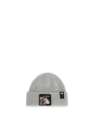 Bonnet en maille côtelée gris clair avec un revers, un écusson représentant un bélier et portant l’inscription « LEGEND », ainsi qu’une petite étiquette noire avec un logo.