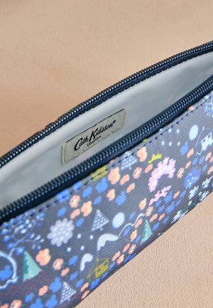 Zippera pildspalvu soma zila auduma ar krāsainu ziedu un ģeometrisku rakstu, ar gludu iekšpusi un redzamu Cath Kidston etiķeti.