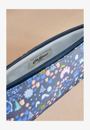 Gecombineerde etui met rits van blauwe stof, versierd met een kleurrijke bloemen- en geometrische print, met een glad interieur en een zichtbaar Cath Kidston label.