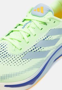 adidas Performance SUPERNOVA RISE - Hardloopschoenen voor op de weg - green spark/wonder blue/lucid blue