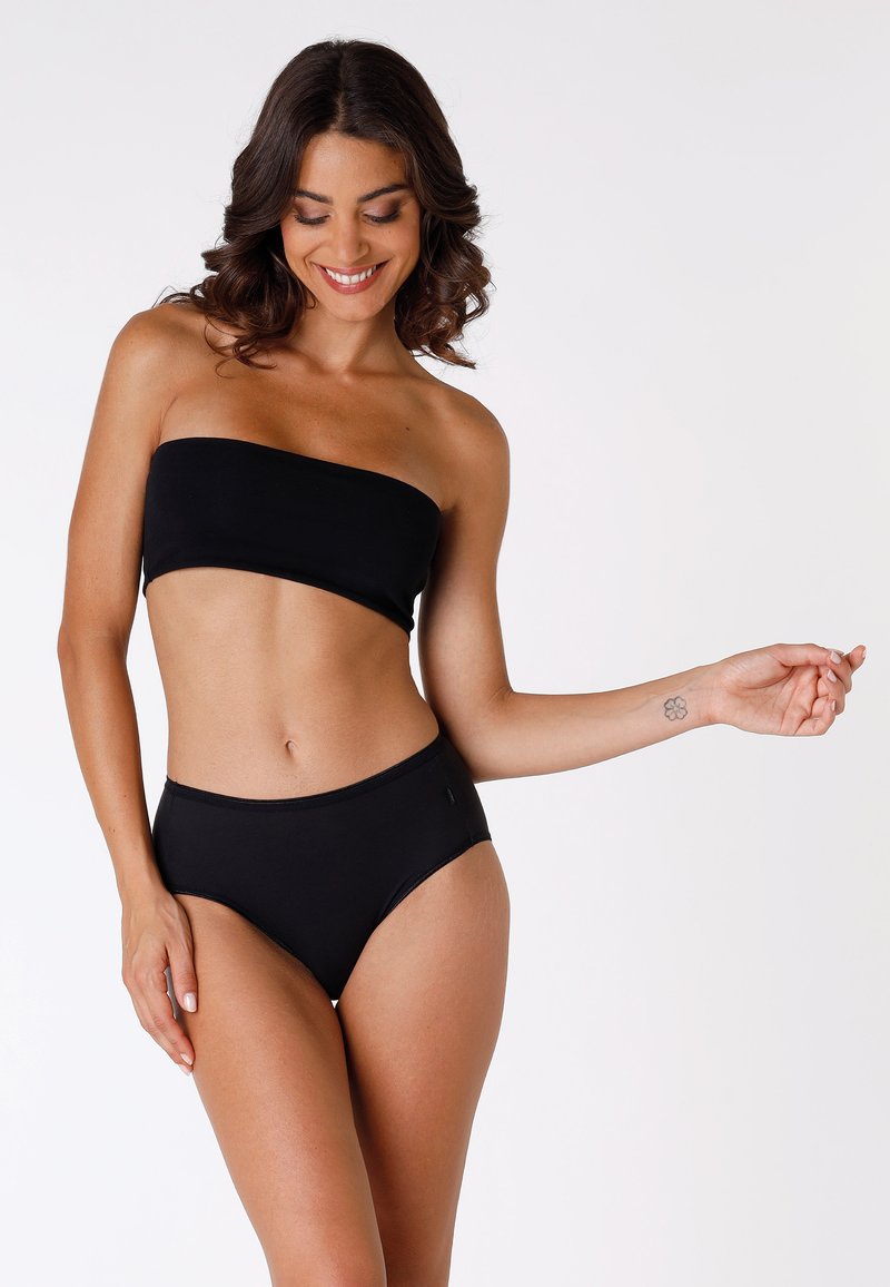 Top bikini bandeau nero abbinato a slip bikini a vita alta. Realizzato in tessuto liscio, presenta un design semplice con linee pulite.