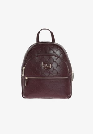 Zainetto in pelle marrone scuro con motivo in rilievo, tasca frontale con cerniera e logo in metallo dorato.