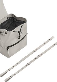 Grå läder bucket bag med dragsnodd, slät yta och en zippad framficka. Två avtagbara, justerbara remmar.
